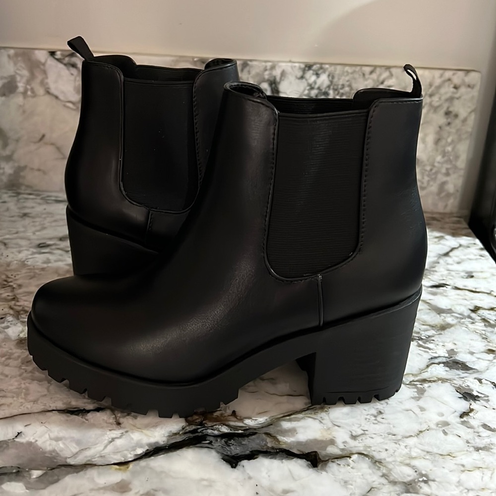 Soda black booties 7.5